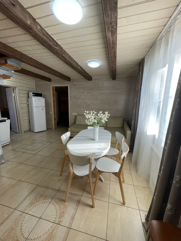 Небольшой уютный дом рядом с пихтовым лесом