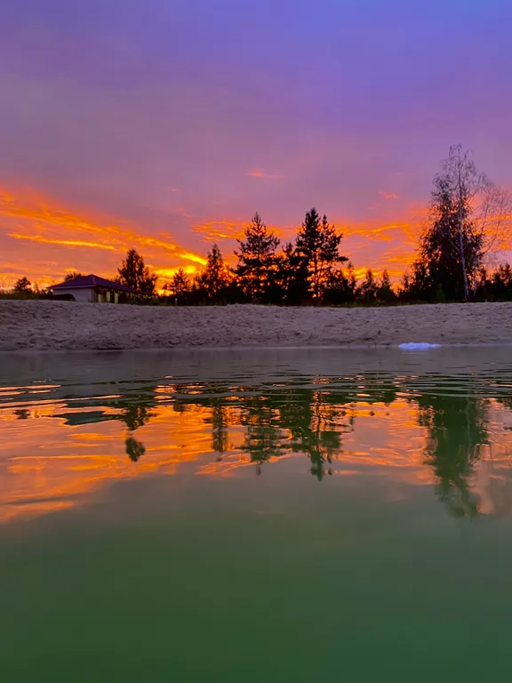 Домик в современном стиле у озера с бани и чаном