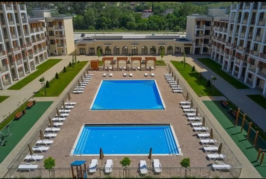 Уютная студия с видом на бассейн и можжевеловый лес