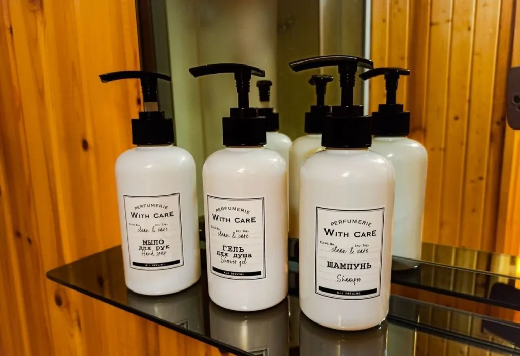 Двухэтажный дом за городом