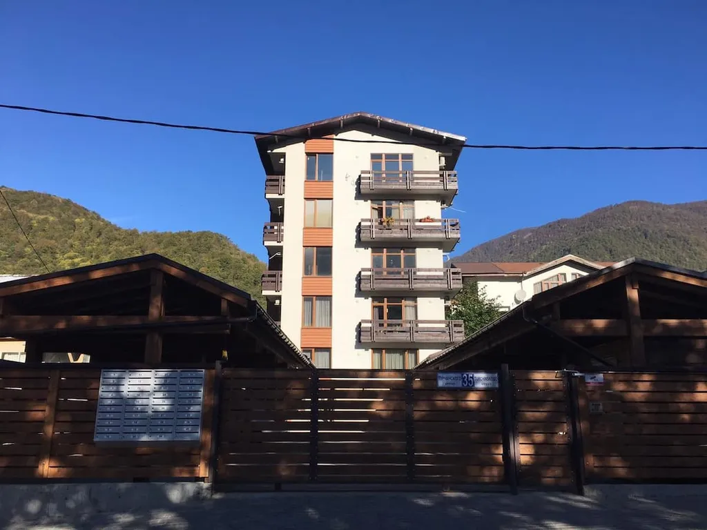 Панорамная студия с потрясающим видом на горы в центре красной поляны