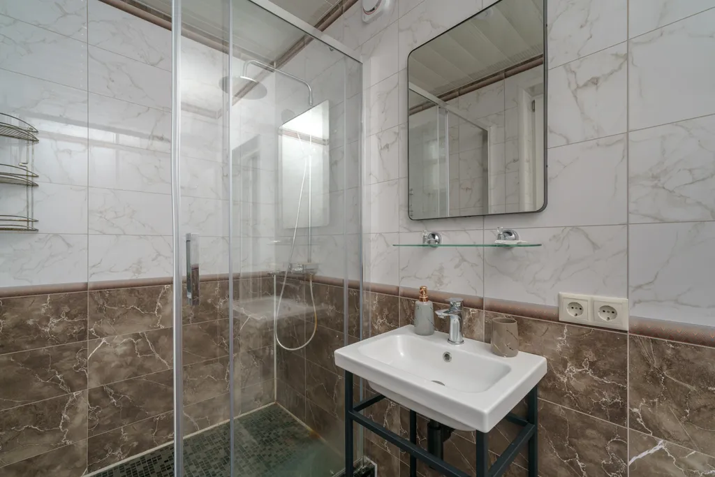 Новый коттедж для отдыха у реки с бассейном и баней