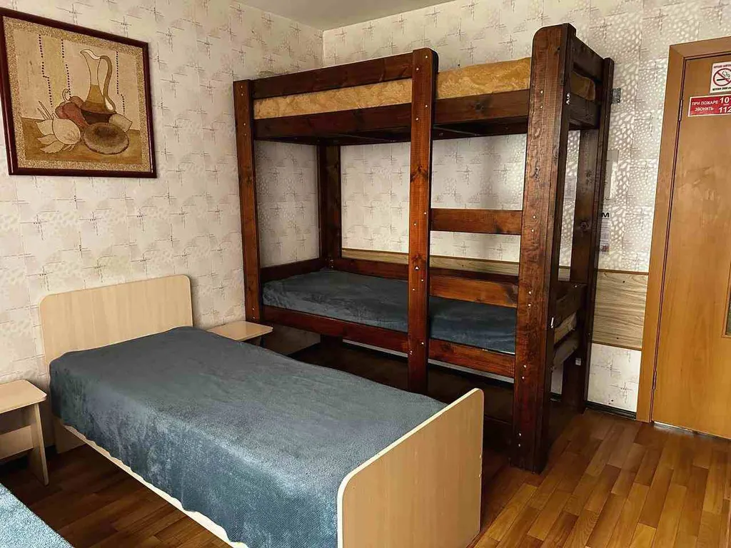 Комната в хостеле для троих гостей на Серова