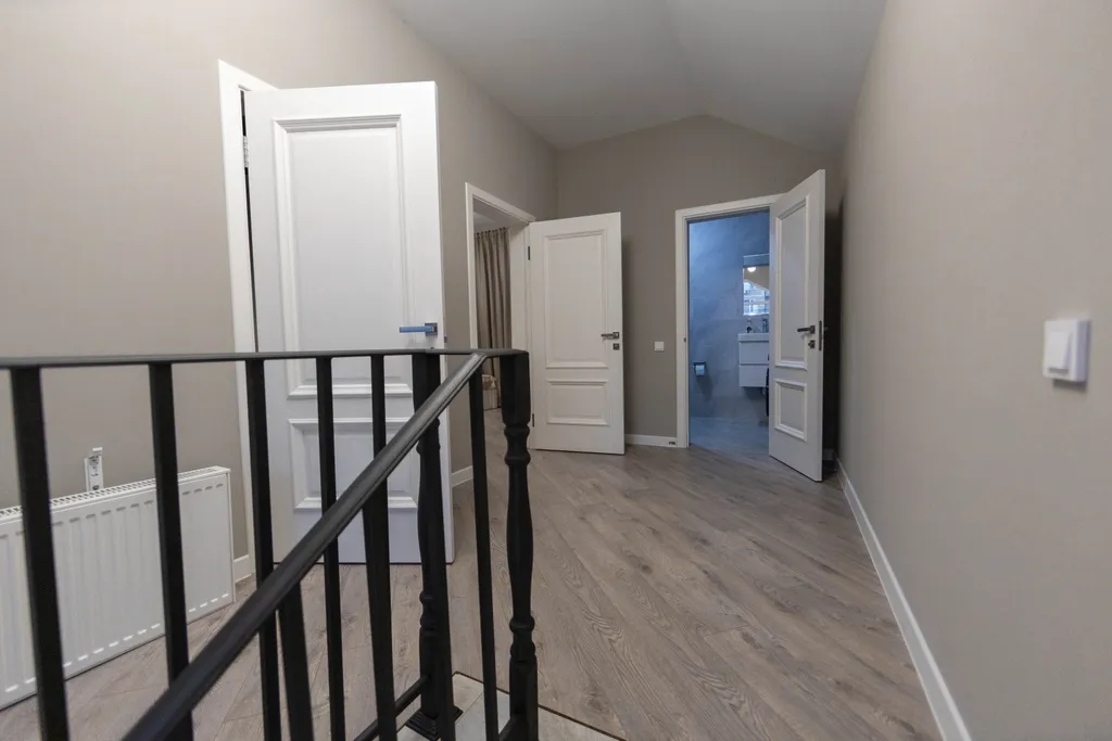 Просторный двухэтажный коттедж на берегу городского пляжа