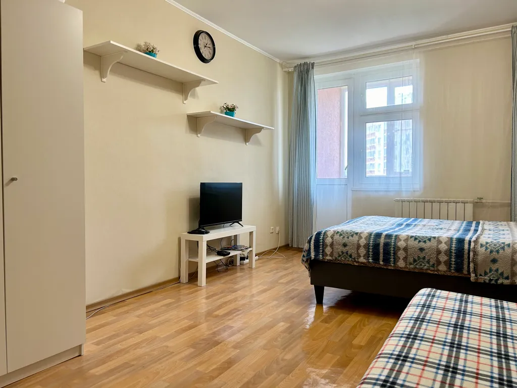 1-к квартира, 6 остановок до центра на автобусе, сквер под окнами