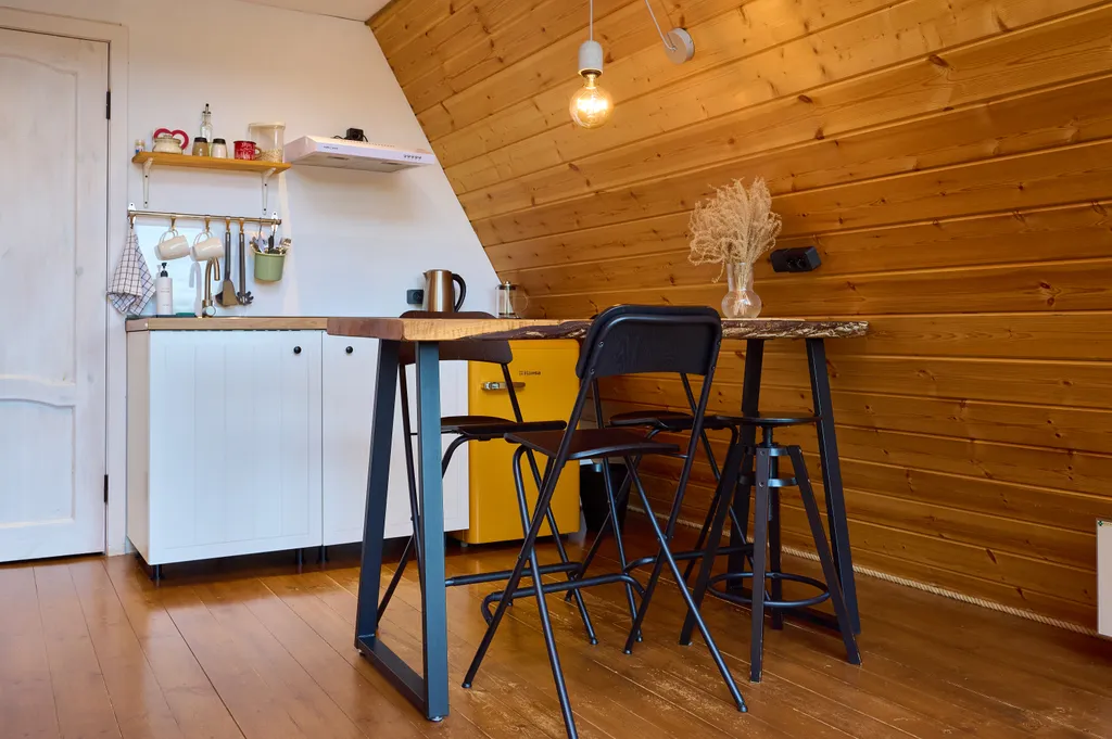 Уютный треугольный домик у леса с видом на горы