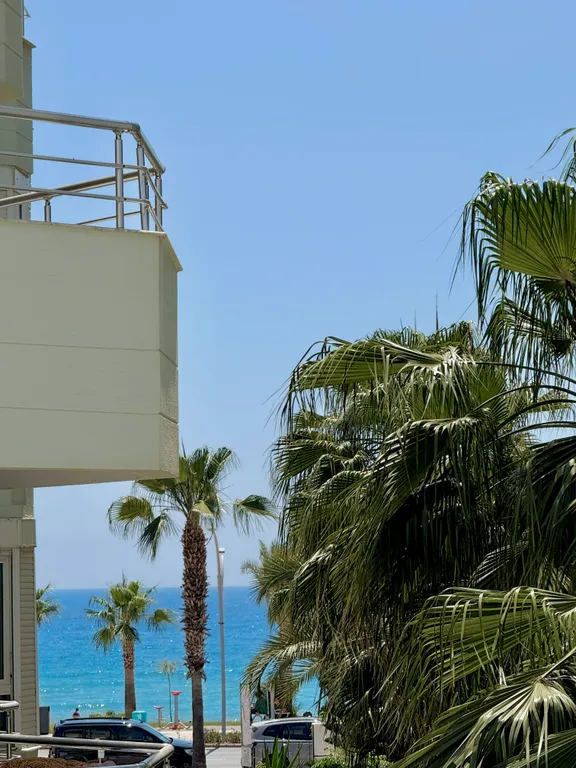 Sea View 2BD Flat 50m to the Beach