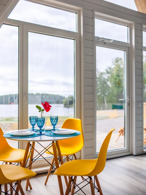 Уютный домик на берегу озера