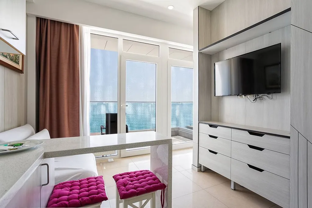 Светлая уютная квартира с видом на море, город и горы