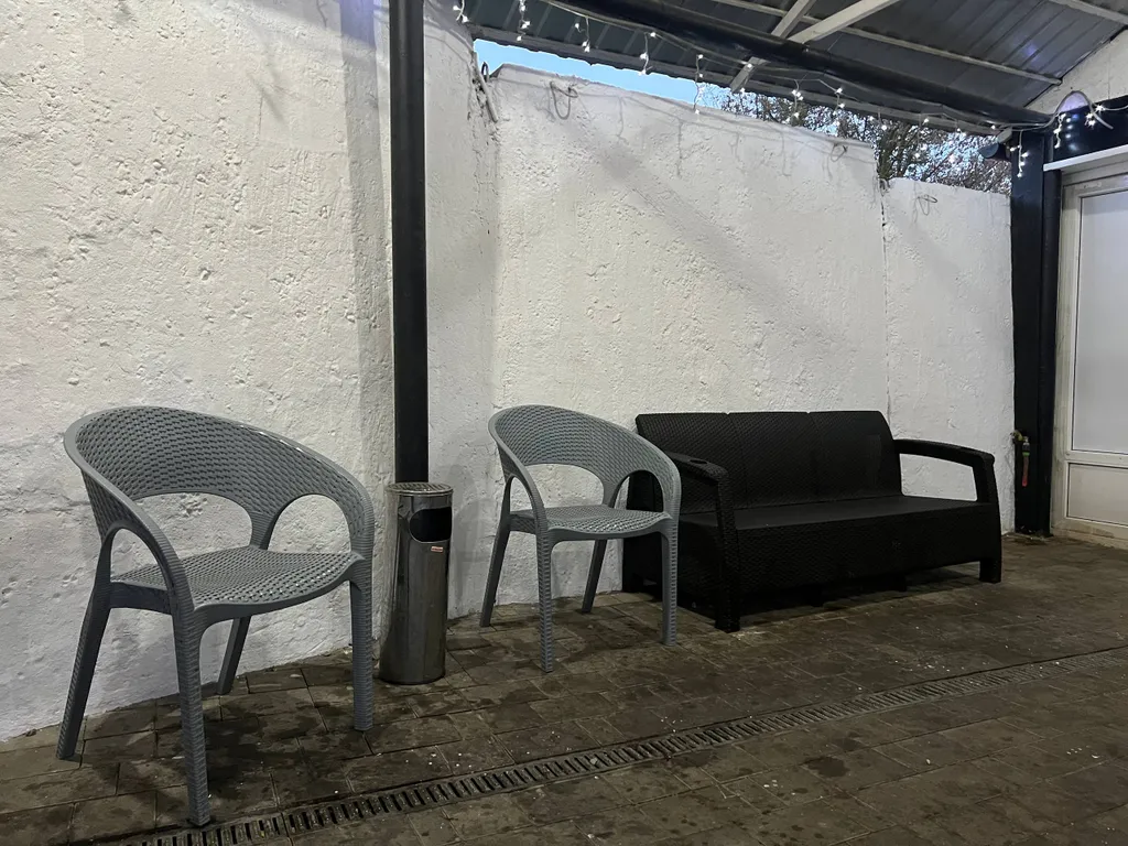 Уютное место отдыха для большой веселой компании с танцполом и баром