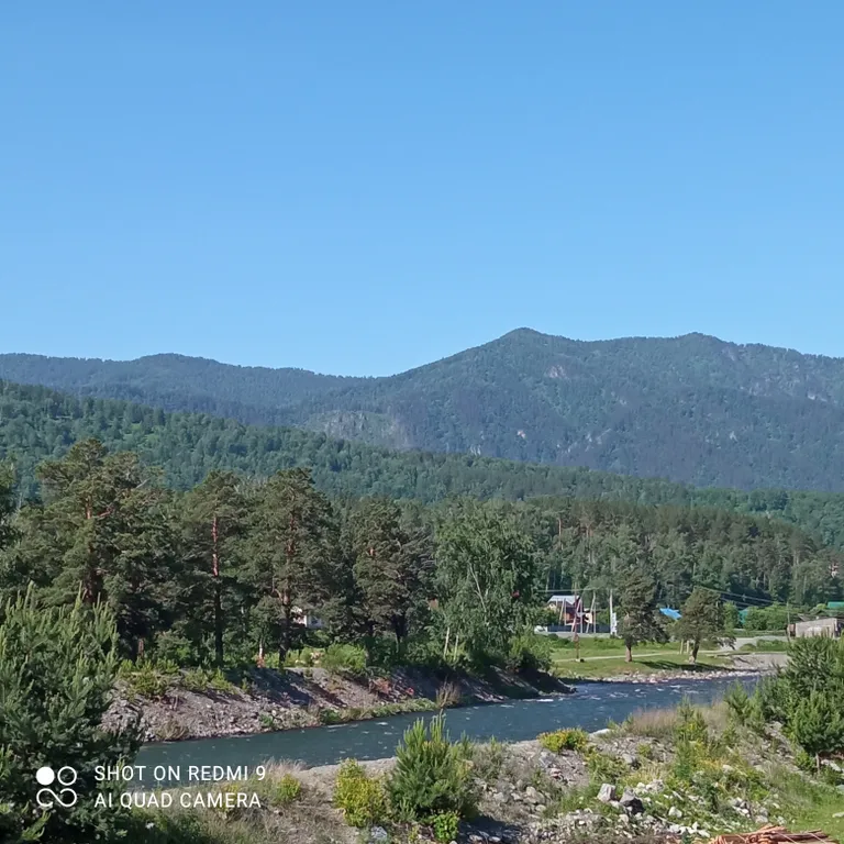 Дом на берегу реки чемал