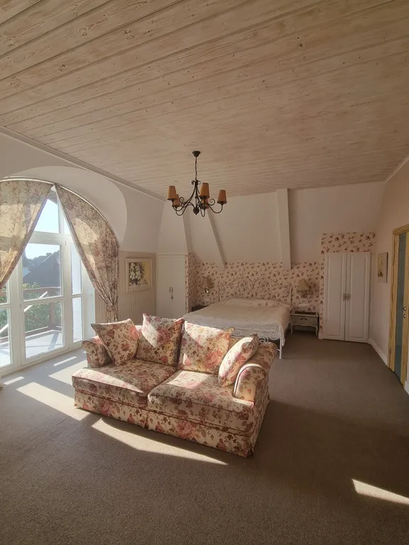 Вилла художника у моря с бассейном