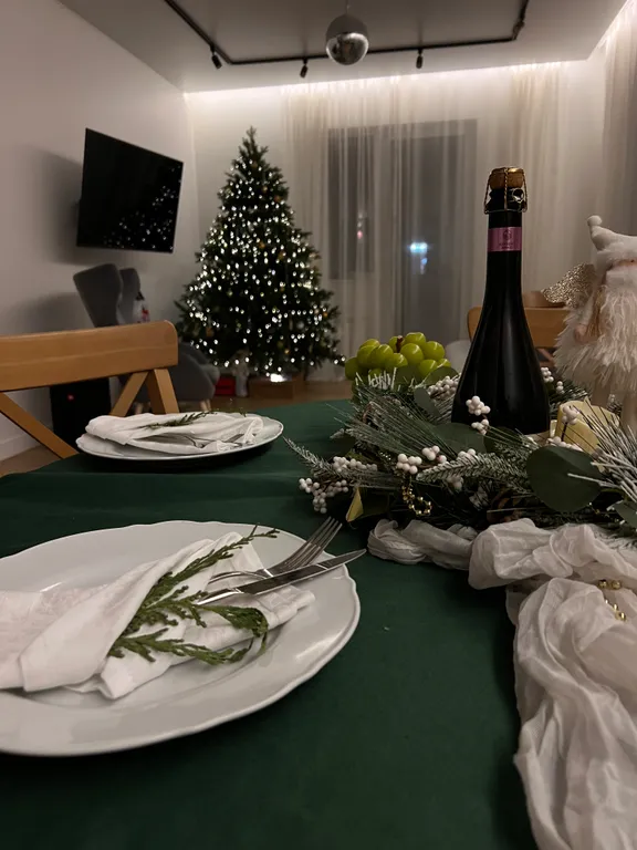 Просторный дом с камином в сосновом лесу