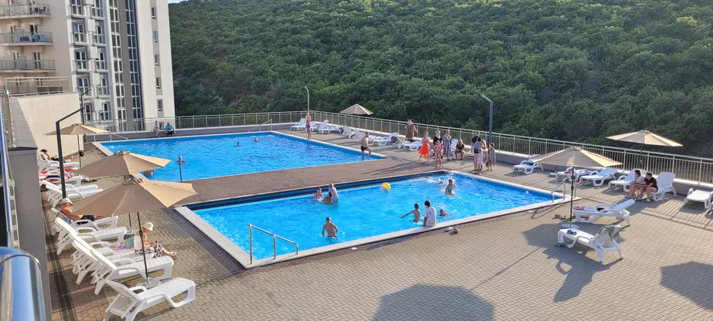 Современная студия у моря с видом на бассейн и горы