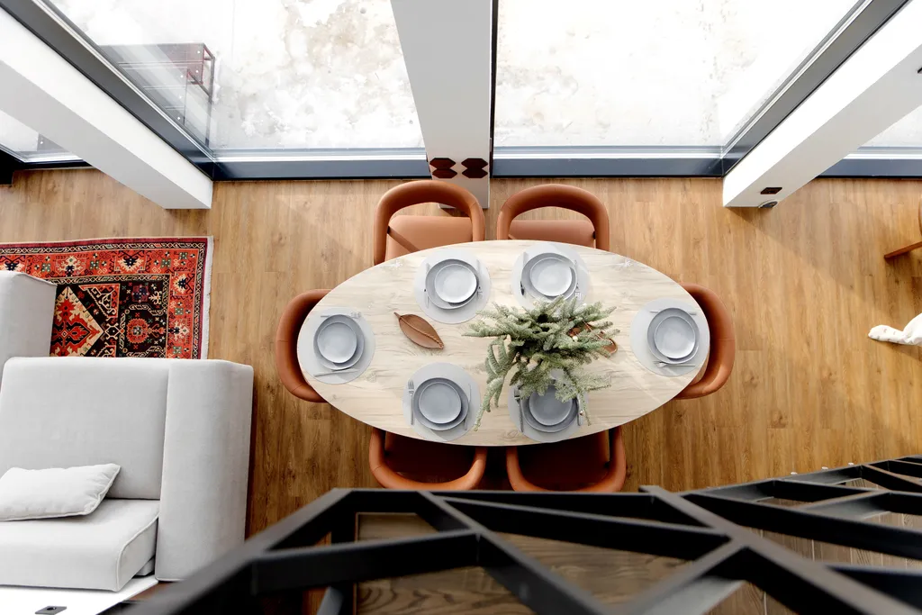 Современный дизайнерский дом с панорамным остеклением и видом на горы