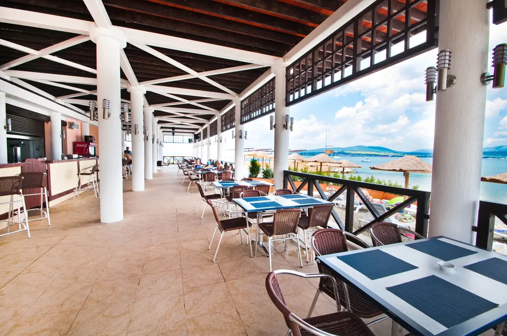 Шикарная 4-комнатная квартира у моря (Royal Apartment on Krymskaya 22)