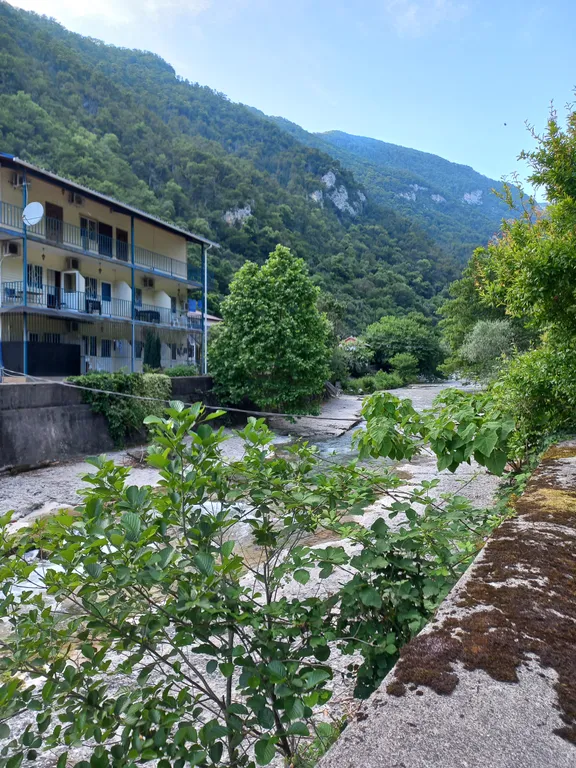 Коттедж Эко домик с парковкой рядом с горной рекой — Гагра