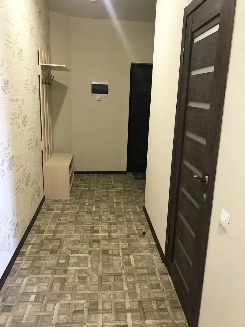 Коридор фото с кухни вход в жилую комнату слева вход в санузел справа дверь