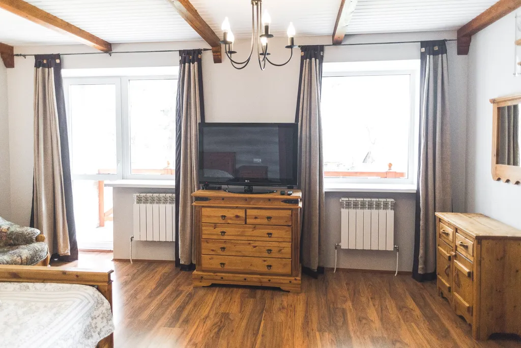 Уютный просторный номер в гостинице в сосновом лесу и на берегу озера