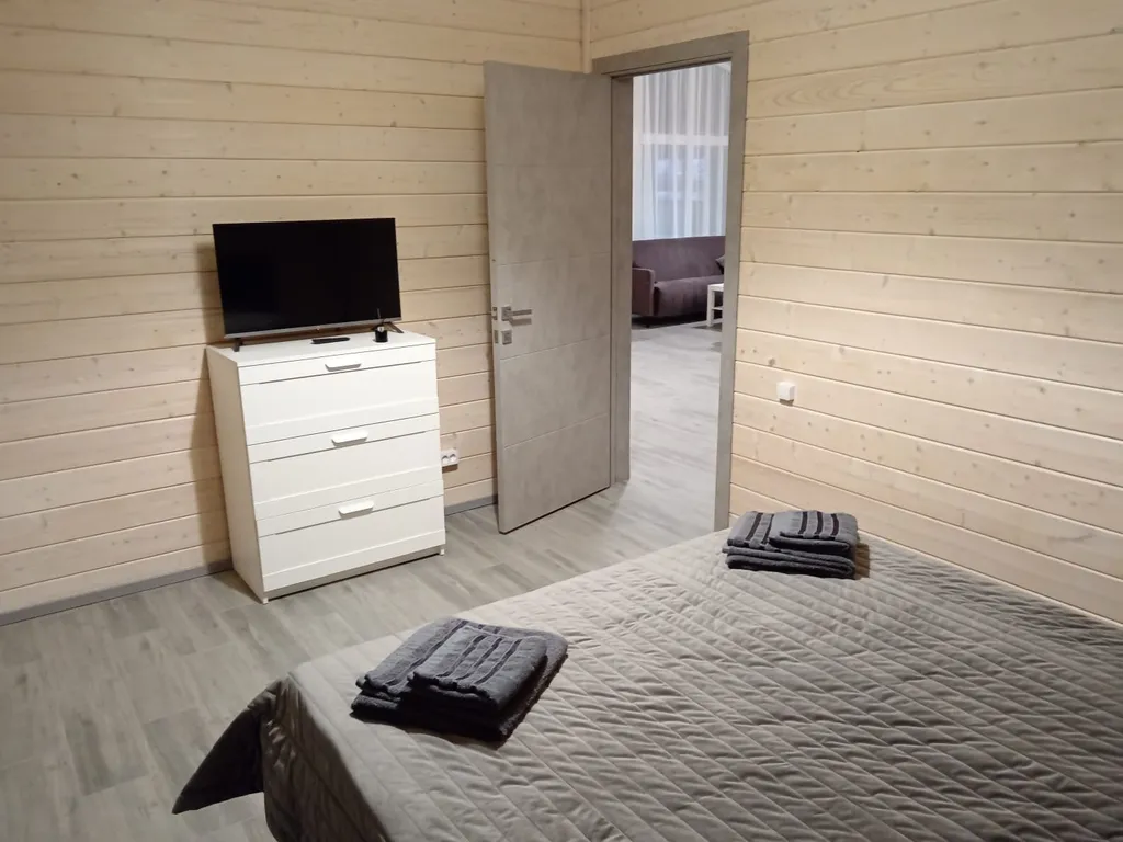 Коттедж Красивый дом у речки — Купанское