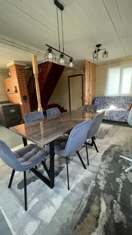 Загородный дом у красивого озера