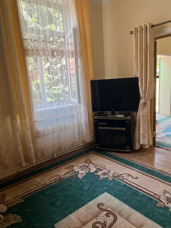 Уютная комната с видом на палисадник