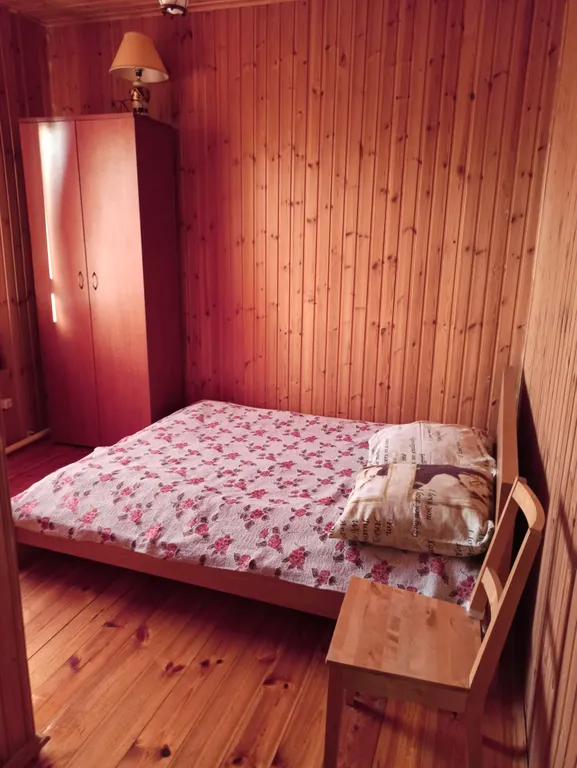 Двухэтажный дом за городом