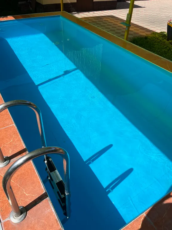 Уютный дом с бассейном, верандой и садом