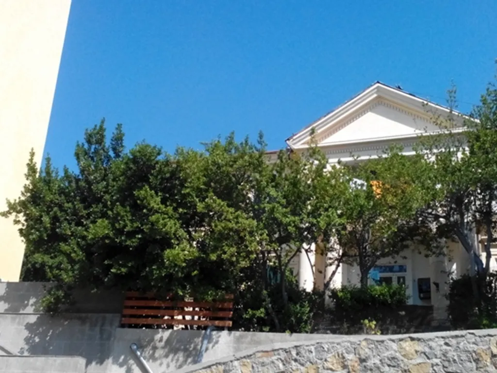 Квартира 2-ком.кв-ра с уютным двориком с видом на море — аренда посуточно в Гаспра