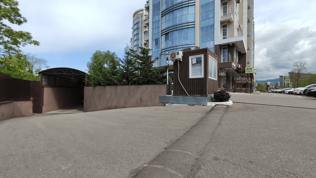 Красивая однокомнатная квартира с балконом на первой линии у моря