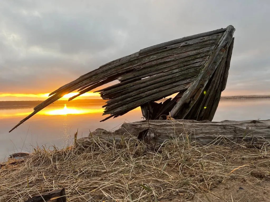 Уютный чистый дом с верандой на берегу реки Варзуга
