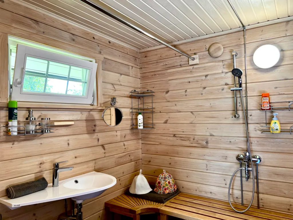 Маленький дом на берегу озера