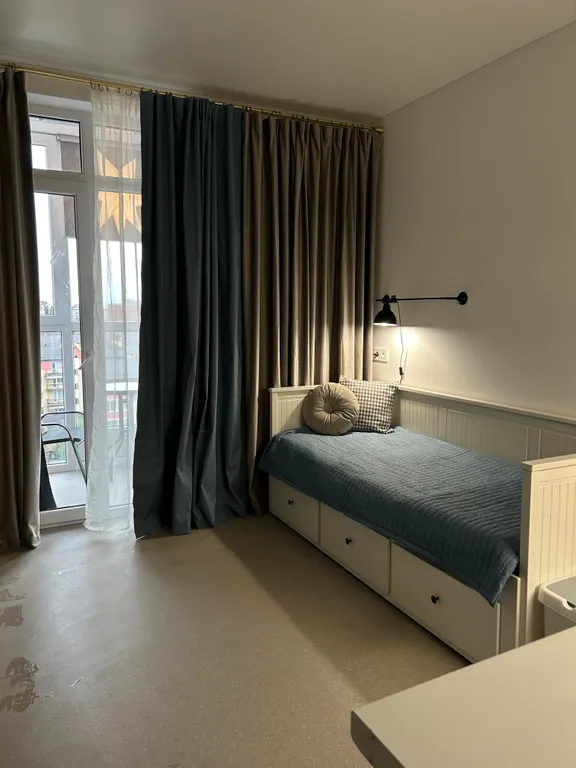 Студия с видом на город