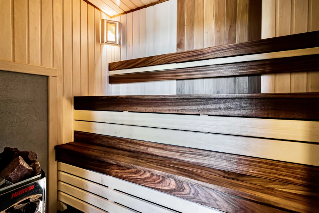 Стильный дом с теплым бассейном и сауной