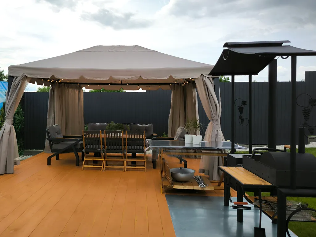 Дом на берегу реки