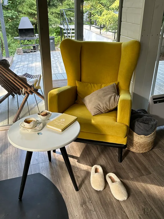 Уютный домик в ёлках