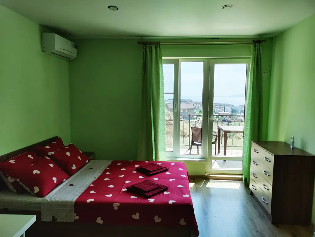 Апартаменты у моря с большой террасой, панорамным видом на море и горы