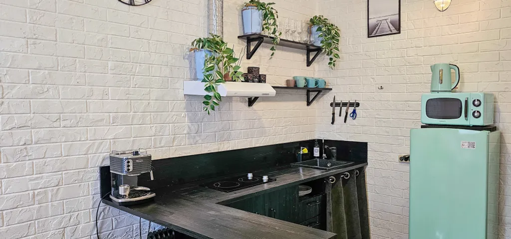 Белая студия напротив ТЦ Солнечный