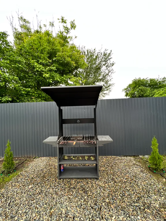 Новый дом с собственной территорией и видом на горы