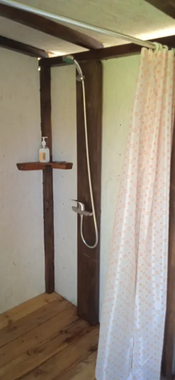 Юрта с панорамным окном и видом на горы