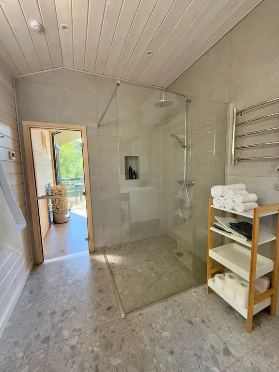 Семейный дом с панорамной сауной и камином