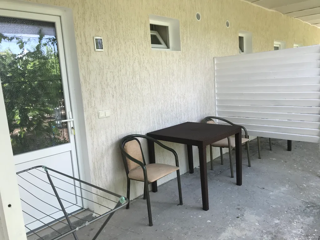 Индивидуальный номер на земле в уютном дворике