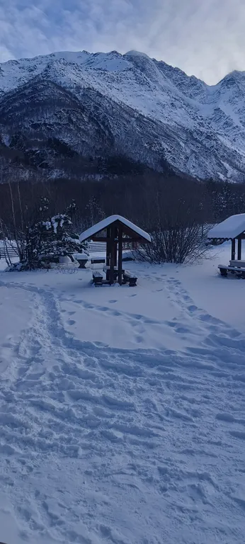 Таунхаус у озера с видом на горы