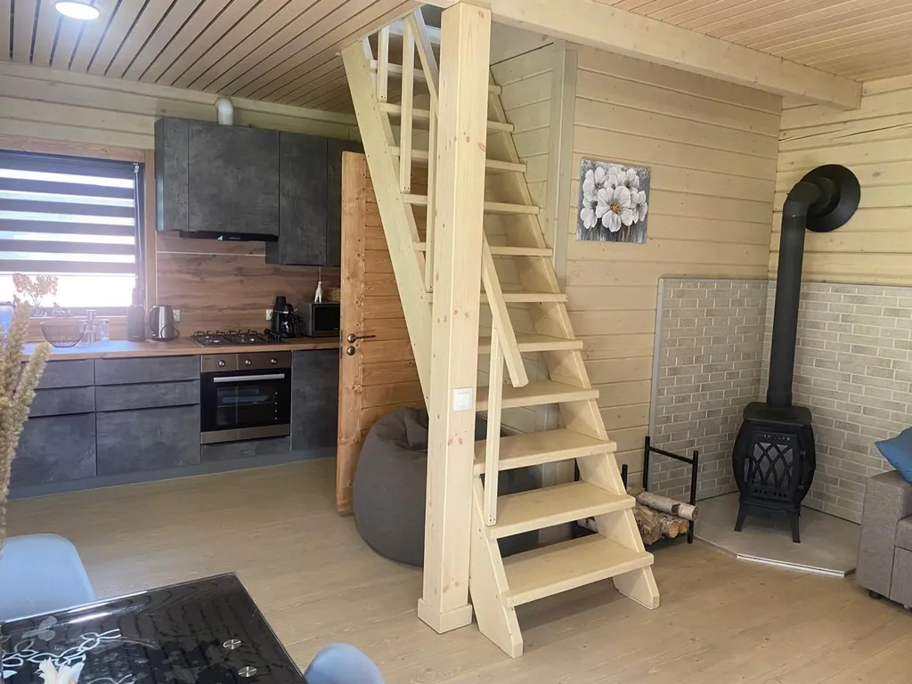 Уютный домик в лесу около реки