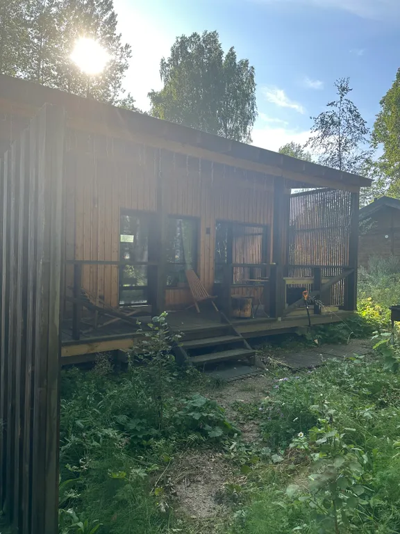 Гостевой дом с панорамными окнами с крытой террасой