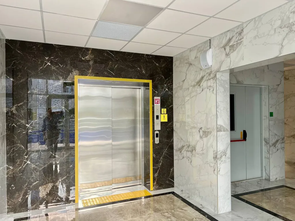 Современный апартамент с бассейном