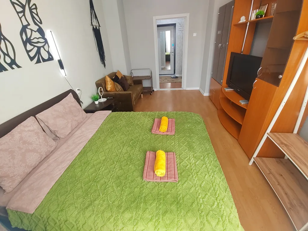 Трёхкомнатная квартира с раздельными комнатами, балконом в центре