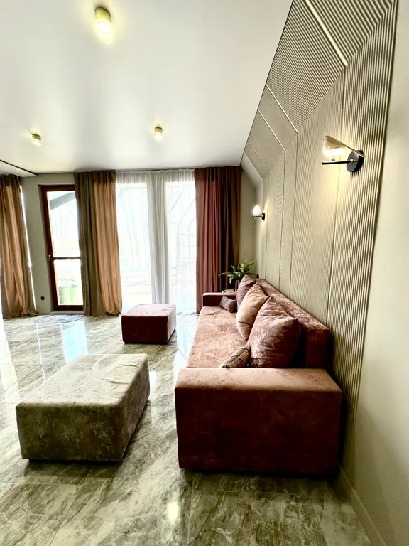 Дом с теплым бассейном на озере