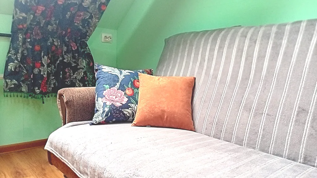 На берегу озера с лебедями, в центре, с камином и антресольным этажом