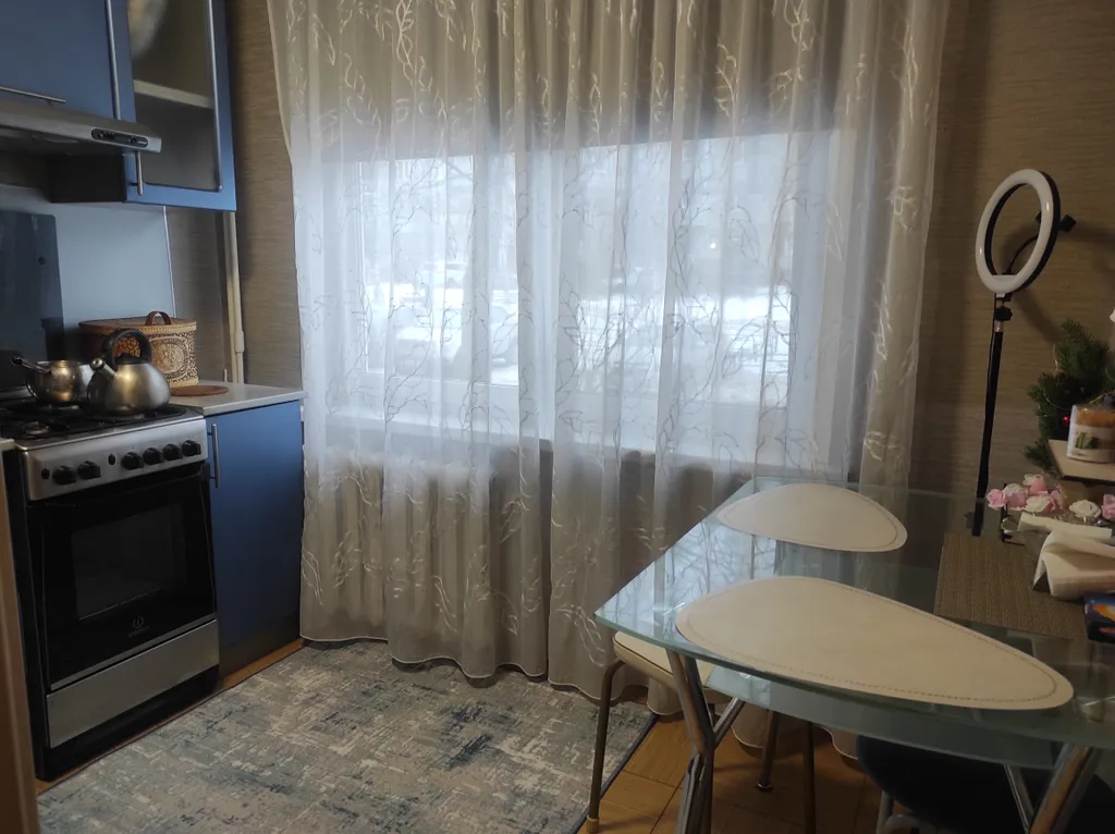 Уютная квартира с роскошной кроватью (2*2м) из натурального дерева